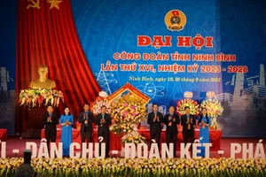 Đồng chí Nguyễn Đình Khang, Ủy viên Trung ương Đảng, Chủ tịch Tổng Liên đoàn lao động Việt Nam tặng hoa chúc mừng đại hội. (Ảnh: Nguyễn Trường)