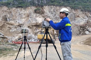 Cơ quan chuyên môn tiến hành đo rung chấn và tiếng ồn tại khu vực Thung Bưởi, xã Phú Sơn, huyện Nho Quan.
