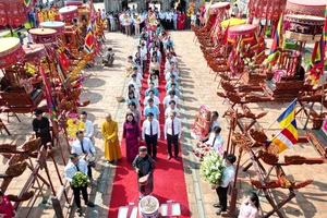 Các đồng chí lãnh đạo tỉnh Ninh Bình, huyện Gia Viễn cùng người dân dâng hương tưởng nhớ Đức Thánh Nguyễn.