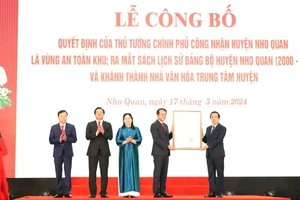 Lễ công bố Quyết định của Thủ tướng Chính phủ công nhận huyện Nho Quan thuộc tỉnh Ninh Bình là Vùng An toàn khu trong thời kỳ kháng chiến chống thực dân Pháp và chống đế quốc Mỹ. Ảnh: Đức Phương.