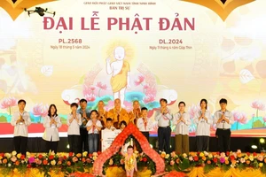 Dịp này, Ban Trị sự Giáo hội Phật giáo Việt Nam tỉnh Ninh Bình trao quà cho 100 em học sinh có hoàn cảnh khó khăn trên địa bàn huyện Gia Viễn, mỗi suất quà trị giá 1 triệu đồng.