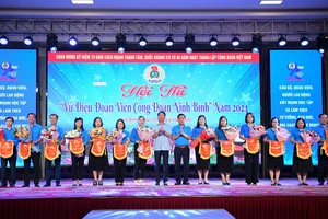 Đại diện của 13 đơn vị tham gia Hội thi nhận hoa và cờ lưu niệm của Ban Tổ chức. (ẢNH: TRƯỜNG GIANG)