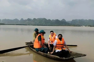 Những ngày này, đội ngũ y bác sĩ của Bệnh viện Đa khoa tỉnh Ninh Bình đã xuất quân tăng cường hỗ trợ cho y tế cơ sở huyện Nho Quan trong cấp cứu, điều trị cấp thuốc, chăm sóc sức khỏe cho nhân dân trong vùng lũ lụt. 