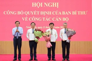 Đồng chí Đoàn Minh Huấn, Bí thư Tỉnh ủy Ninh Bình trao Quyết định và tặng hoa chúc mừng các đồng chí được chỉ định tham gia Ban Chấp hành Đảng bộ tỉnh Ninh Bình nhiệm kỳ 2020-2025. (Ảnh: TRƯỜNG GIANG)