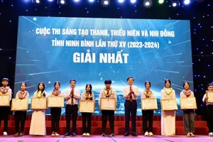 Đồng chí Đoàn Minh Huấn, Bí thư Tỉnh ủy Ninh Bình và Tổng Thư ký Liên hiệp các Hội Khoa học và Kỹ thuật Việt Nam Nguyễn Quang Chiến trao Bằng khen của Ủy ban nhân dân tỉnh và Giấy Chứng nhận của Ban tổ chức cuộc thi cho các tác giả đoạt giải Nhất. 