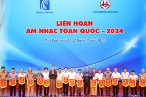 Ban tổ chức trao cờ lưu niệm cho các đơn vị tham gia.