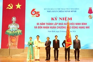 Thừa ủy quyền của Chủ tịch nước, đồng chí Phạm Quang Ngọc, Chủ tịch Ủy ban nhân dân tỉnh Ninh Bình trao tặng Huân chương Lao động hạng Nhì cho Nhà hát Chèo Ninh Bình vì đã có thành tích xuất sắc trong công tác giai đoạn 2018-2022, góp phần vào sự nghiệp xây dựng chủ nghĩa xã hội và bảo vệ Tổ quốc.