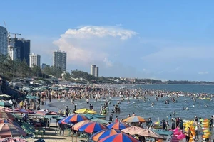 Khách du lịch tắm biển tại Bãi Sau, thành phố Vũng Tàu.