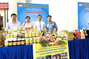 Lãnh đạo Hội Nông dân tỉnh tham quan gian hàng giới thiệu sản phẩm tinh bột nghệ và nhung hươu của nông dân huyện Xuyên Mộc: (Ảnh: Báo BR-VT)