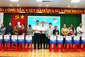 Đại tá Cao Xuân Quận Phó Chính ủy Bộ Tư lệnh Vùng Cảnh sát biển 3 và lãnh đạo Ban Dân vận Thành ủy Vũng Tàu trao quà cho các gia đình chính sách, ngư dân có hoàn cảnh khó khăn.