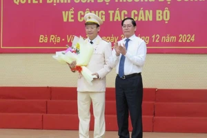 Đồng chí Phạm Viết Thanh, Bí thư Tỉnh ủy tặng hoa chúc mừng Đại tá Vũ Như Hà nhận nhiệm vụ Giám đốc Công an tỉnh Bà Rịa-Vũng Tàu.