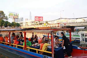 Người dân và du khách trải nghiệm ngắm cảnh dọc kênh Nhiêu Lộc. Nguồn: VnExpress