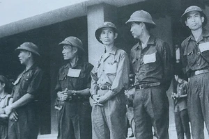 Ông Nguyễn Văn Khiêm tại Dinh Độc Lập, ngày 2/5/1975 (thứ ba, từ phải qua). Ảnh | TƯ LIỆU