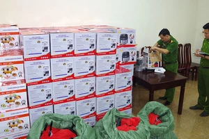 Công an thị xã Duy Tiên, tỉnh Hà Nam thu giữ tang vật các đối tượng tổ chức hội thảo tri ân khách hàng nhằm trục lợi.