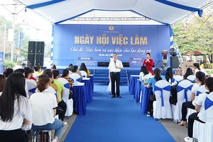 Ngày hội việc làm chủ đề Việc làm và sức khỏe cho lao động nữ tại Bắc Ninh. 
