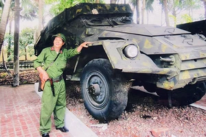 Cựu chiến binh Phạm Ngọc Sơn bên xe phá bom từ trường tại Bảo tàng Đường Hồ Chí Minh.