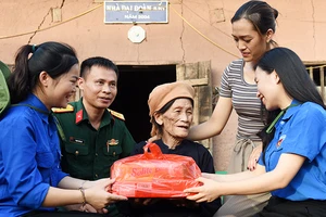Đội Trí thức trẻ tình nguyện và đơn vị Nông Lâm trường 461 thăm tặng quà người có công ở xã Bình Xá, huyện Đình Lập (Lạng Sơn). Ảnh | TRẦN HẢI