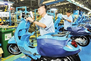 Công nhân Công ty TNHH Piaggio Việt Nam (Khu công nghiệp Bình Xuyên, tỉnh Vĩnh Phúc) lắp ráp xe máy. Ảnh | TRẦN HẢI