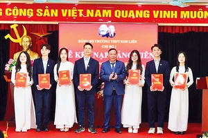 Phó Bí thư Thành ủy Hà Nội Nguyễn Văn Phong trao Quyết định kết nạp đảng viên cho 7 học sinh ưu tú Trường THPT Kim Liên. 