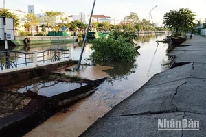 Hiện trường sạt lở nhấn chìm 50m bờ kè bê-tông xuống kênh tại thị trấn Kế Sách (Sóc Trăng).