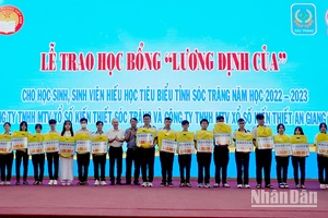 Trao học bổng Lương Định Của cho các học sinh, sinh viên hiếu học của tỉnh Sóc Trăng.