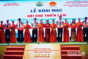 Nghi thức cắt băng khai mạc hội chợ triển lãm.