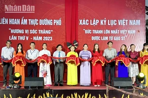 Ban tổ chức thực hiện nghi thức cắt băng khai mạc lễ hội đường phố và bức tranh gạo ST25.