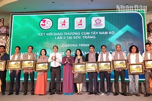 Lãnh đạo tỉnh Sóc Trăng tặng tranh lưu niệm cho đại diện doanh nghiệp các tỉnh, thành phố Tây Nam Bộ.