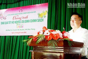 Phó Tổng Giám đốc Ngân hàng Chính sách xã hội Huỳnh Văn Thuận chúc Tết người dân Hòa Tú (Mỹ Xuyên).