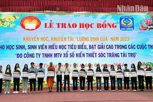 Trao học bổng Lương Định Của cho học sinh hiếu học tiêu biểu.