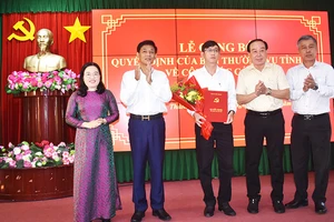 Bí thư Tỉnh ủy và lãnh đạo Thành ủy Sóc Trăng chúc mừng đồng chí Thái Đăng Khoa.