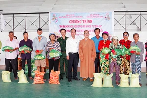 Bộ đội Biên phòng cùng lãnh đạo địa phương và nhà tài trợ trao quà cho hộ Khmer nghèo.
