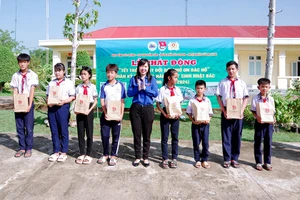 Bí thư Đoàn Khối các cơ quan và doanh nghiệp tỉnh Hoàng Thị Ngọc Anh tặng quà cho các em học sinh có hoàn cảnh khó khăn.