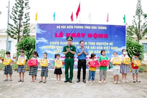 Trao quà cho các em học sinh có hoàn cảnh khó khăn.