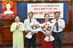 Lãnh đạo Tỉnh ủy - Hội đồng nhân dân tỉnh Sóc Trăng tặng hoa chúc mừng các đồng chí được phân công nhiệm vụ mới. (Ảnh: SONG LÊ)