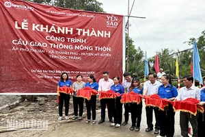 Ban tổ chức thực hiện nghi thức cắt băng khánh thành cầu Phú Thuận.