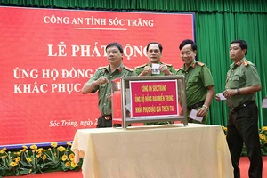 Lực lượng Công an Sóc Trăng quyên góp cứu trợ đồng bào miền trung bị thiên tai (ảnh tư liệu).