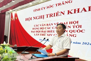 Đồng chí Võ Chí Công, Trưởng Ban Tổ chức Tỉnh ủy Sóc Trăng triển khai các nội dung tại hội nghị.