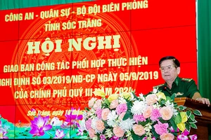 Đại tá Trịnh Kim Khâm, Chỉ huy trưởng Bộ đội Biên phòng tỉnh Sóc Trăng, phát biểu tại hội nghị.