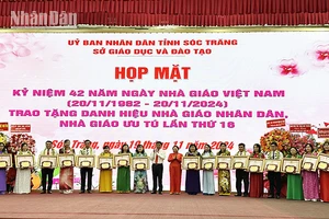 Lãnh đạo tỉnh Sóc Trăng trao danh hiệu Nhà giáo Ưu tú cho các giáo viên.