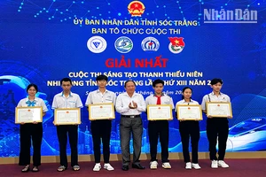 Ban tổ chức trao giải Nhất cuộc thi.