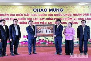 Lãnh đạo tỉnh Sóc Trăng tặng bức tranh làm bằng gạo cho Đoàn đại biểu cấp cao Quốc hội Lào.