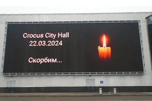 Biển quảng cáo tại Crocus City Hall đã đổi thành hình ngọn nến tưởng nhớ các nạn nhân. (Ảnh: THÙY VÂN)