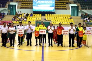 Lãnh đạo tỉnh Đồng Nai tặng cờ lưu niệm cho các đội tham dự.
