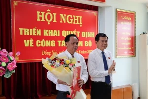 Đồng chí Nguyễn Hồng Lĩnh trao quyết định chuẩn y tham gia Ban Thường vụ Tỉnh ủy cho đồng chí Võ Tấn Đức.