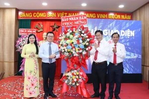 Đồng chí Lê Quốc Minh tặng lẵng hoa của Báo Nhân Dân chúc mừng Báo Đồng Nai nhân dịp tổ chức Hội thảo Báo Đảng miền Đông Nam Bộ mở rộng và ra mắt giao diện mới Báo Đồng Nai điện tử.