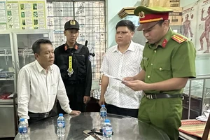 Cơ quan Cảnh sát điều tra Công an thành phố Biên Hòa đọc lệnh khởi tố bị can đối với Nguyễn Văn Nhuần.