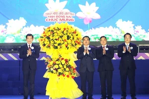 Đồng chí Nguyễn Hồng Lĩnh, Ủy viên Trung ương Đảng, Bí thư Tỉnh ủy Đồng Nai tặng lẵng hoa cho lãnh đạo thành phố Biên Hòa chúc mừng 325 năm hình thành và phát triển vùng đất Biên Hòa-Đồng Nai.