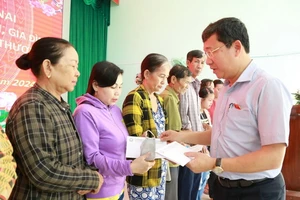 Đồng chí Vũ Hải Hà trao quà Tết cho người dân có hoàn cảnh khó khăn ở huyện Tân Phú, tỉnh Đồng Nai. 