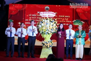 Lãnh đạo tỉnh Đồng Nai tặng lẵng hoa chúc mừng Ban tổ chức Lễ hội chùa Ông lần thứ 9.